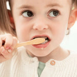 Enfant se brossant les dents.