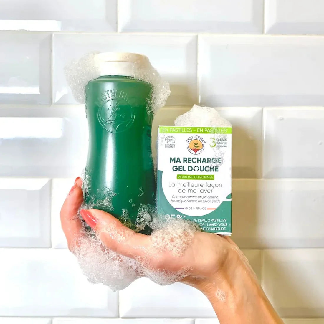 Gel douche solide à diluer anotherway dans une salle de bain