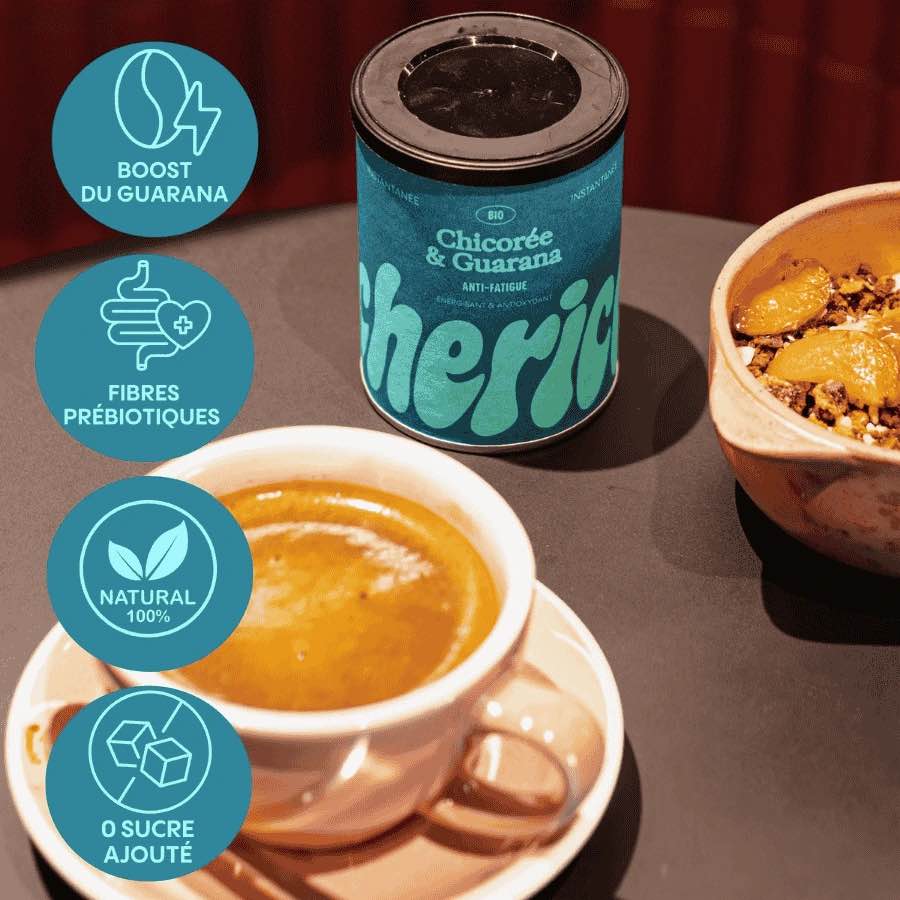 Une tasse de chicorée guarana accompagné d'une tasse de café et d'une bol de céréales.