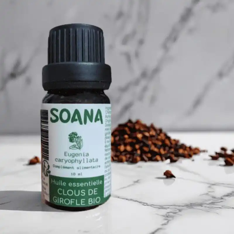 Flacon de 10 ml d'huile essentielle de Clou de girofle de la marque Soana sur fond de marbre 
