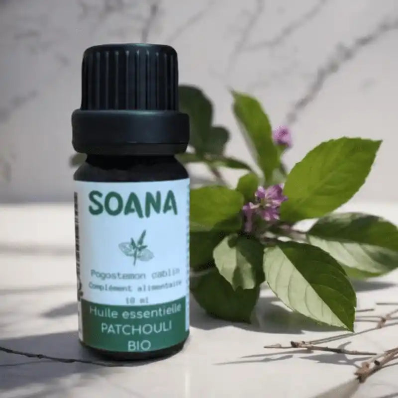 Flacon de 10 ml d'huile essentielle de Patchouli de la marque Soana sur fond de marbre 