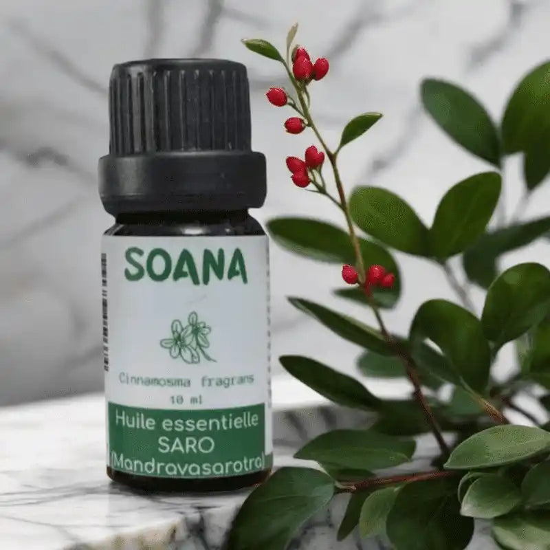 Flacon de 10 ml d'huile essentielle de Saro de la marque Soana sur fond marbé 