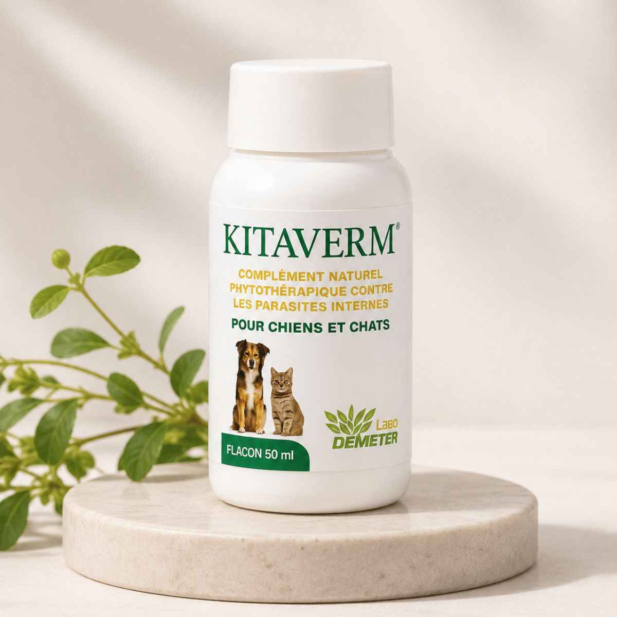 Un flacon de kitaverm de la marque labo demeter posé sur un socle en granit avec une plante 