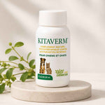 Un flacon de kitaverm de la marque labo demeter posé sur un socle en granit avec une plante 