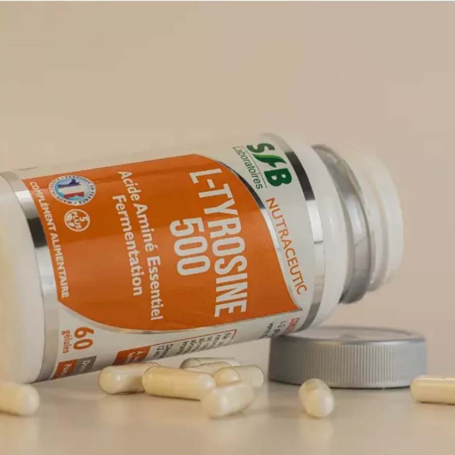 Une boite de L-Tyrosine de 60 gélules de la marque SFB Laboratoires, renversée avec des gélules dispersées