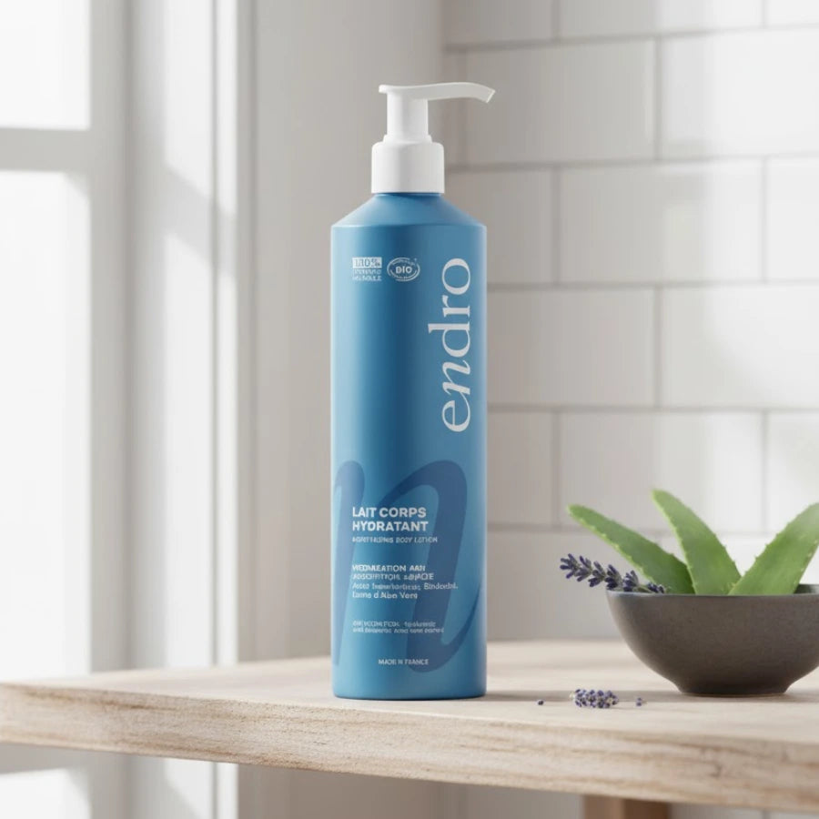 Lait hydratant de la marque Endro posé sur une table en bois.