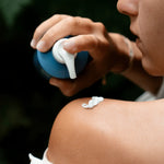 Une personne en train d'appliquer sur son épaule du Lait hydratant corps de la marque endro