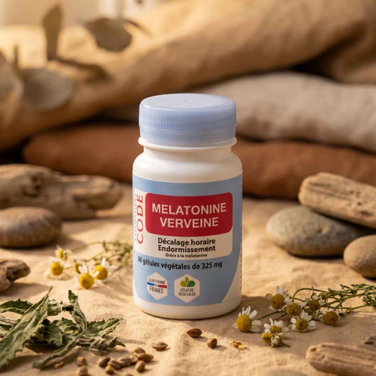 Mélatonine Verveine 60 gélules Laboratoire Code, flacon supplément sommeil sur surface beige avec des plantes, ambiance naturelle