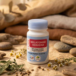 Mélatonine Verveine 60 gélules Laboratoire Code, flacon supplément sommeil sur surface beige avec des plantes, ambiance naturelle