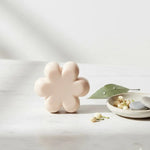 Pain lavant dermatologique à l'amande douce de la marque Endro avec un visuel naturel et des feuillages.