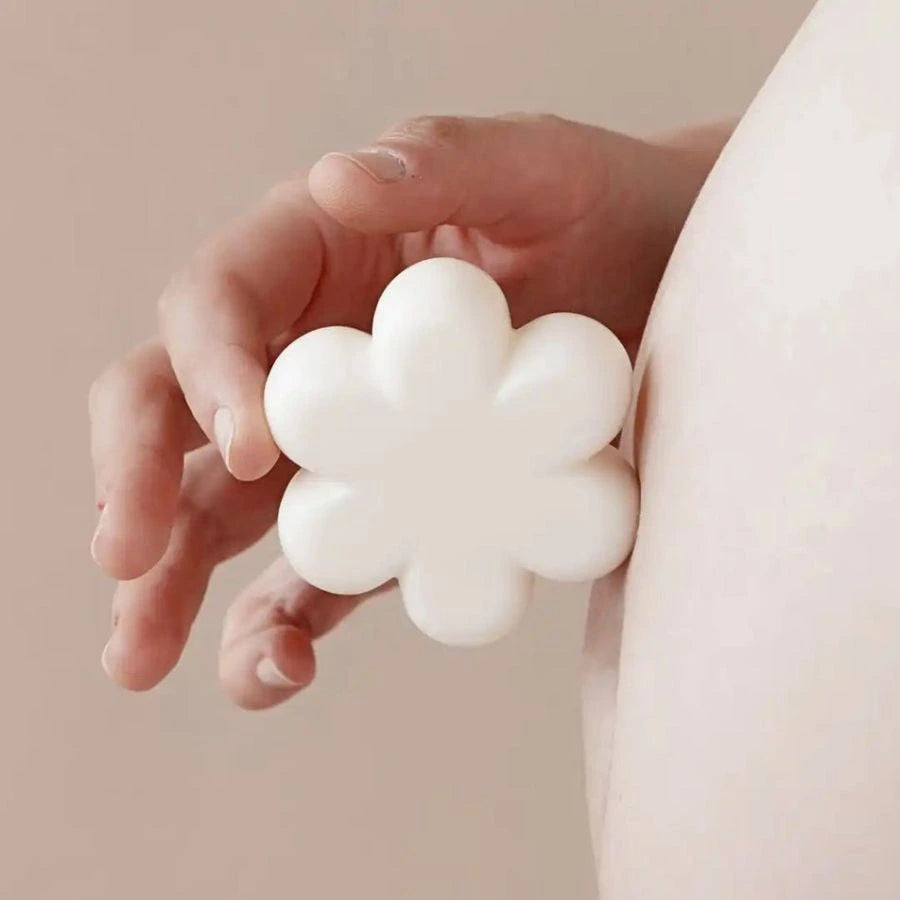 Pain lavant endro tenu par une main. 