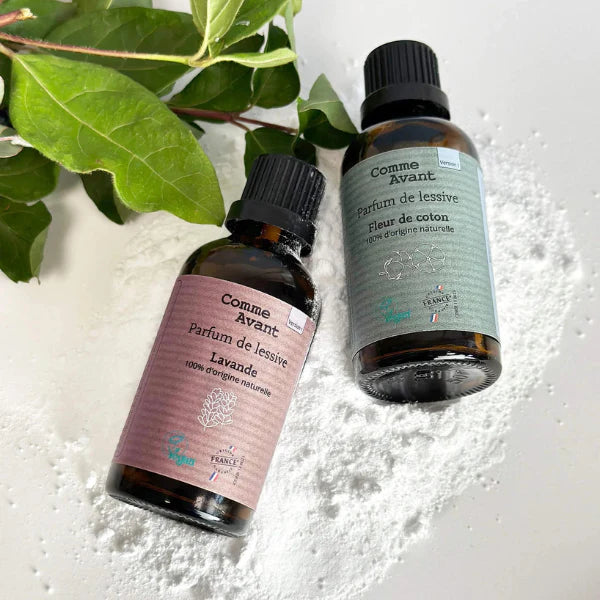 Deux flacons de Parfum de lessive comme avant posés côte à côte