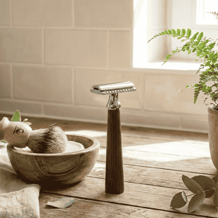 Rasoir rechargeable de la marque Lamazuna dans un décor de salle de bain.