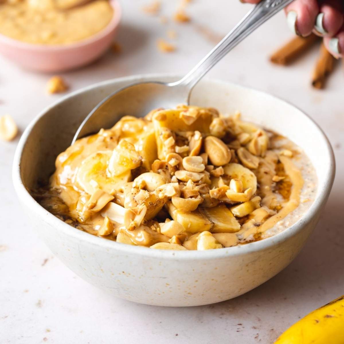Petit déjeuner banane et beurre de cacahuète.