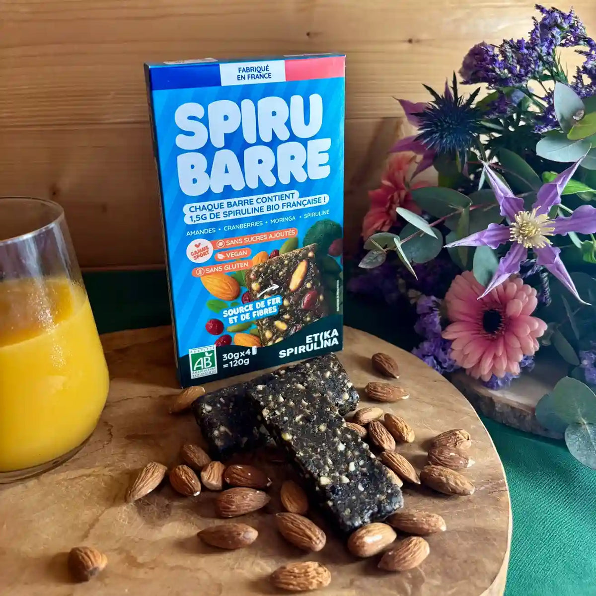 zoom sur les 4 barres à la spiruline Etika Spirulina sorties de leur pack