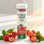 Acérola 1000 Bio Superdiet avec baies d'acérola fraîches sur fond blanc minimaliste