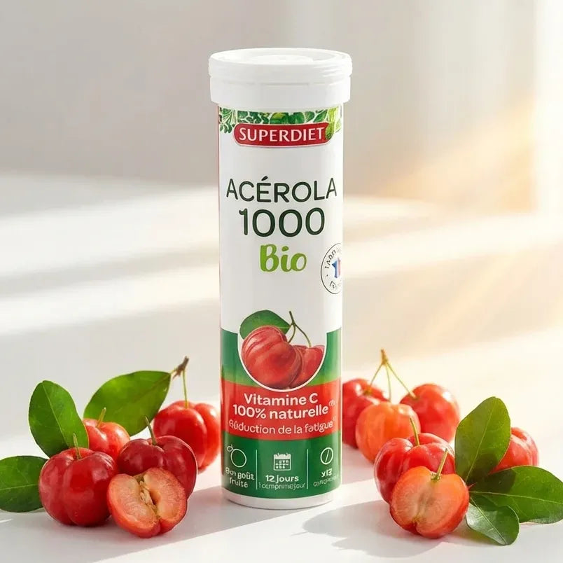 Acérola 1000 Bio Superdiet avec baies d'acérola fraîches sur fond blanc minimaliste