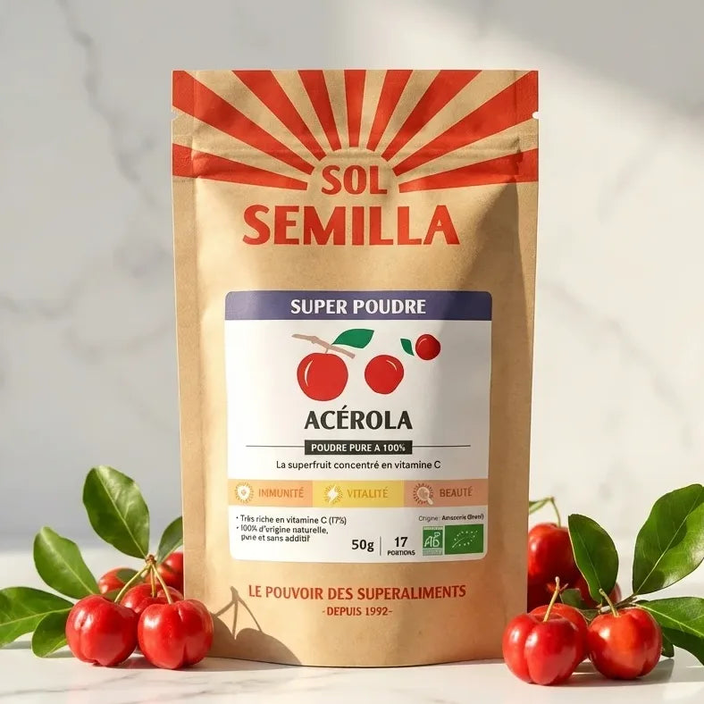 Acérola Bio poudre pure Sol Semilla 50g avec baies et feuilles vertes sur fond blanc