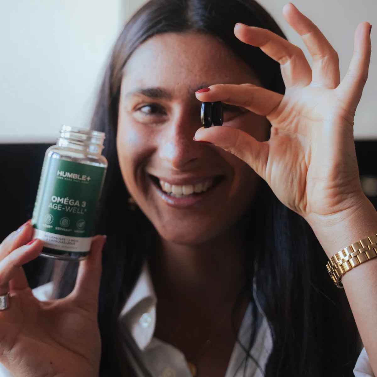 Une femme souriante prenant l'omega 4 de chez humble.