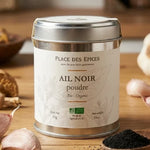 Ail noir en poudre Bio Place des épices dans boîte métallique avec gousses d'ail frais