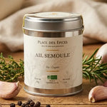 Ail semoule bio 50g Place des épices sur bois avec ail frais et herbes