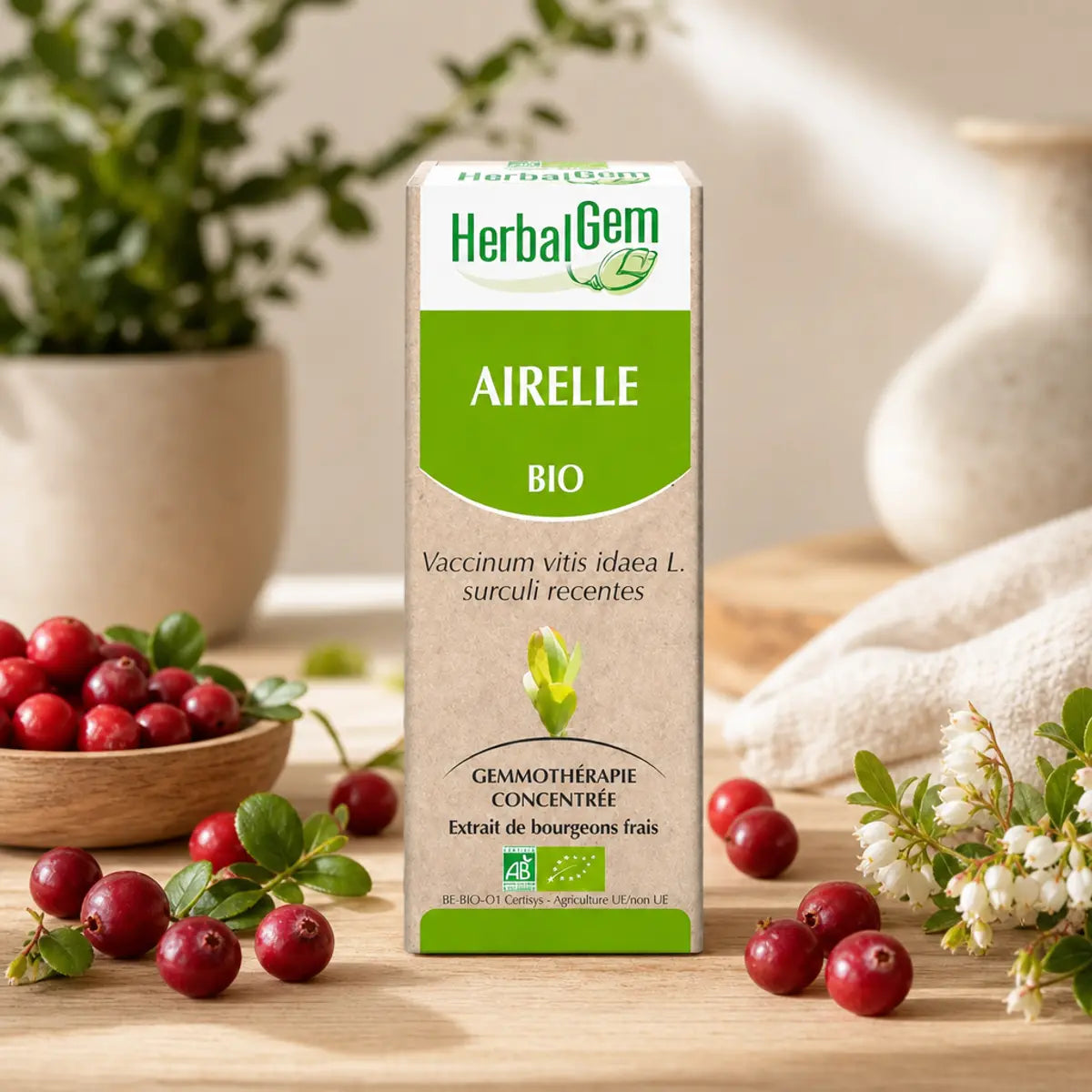 Airelle Bio HerbalGem 30ml entourée de cranberries frais et feuilles vertes sur bois naturel