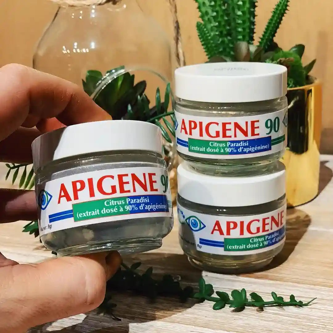 Un pot d'apigene 90 de Jade recherche tenu en main
