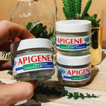 Un pot d'apigene 90 de Jade recherche tenu en main