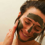 Application du masque régénérant à la boue de la mer morte Najel