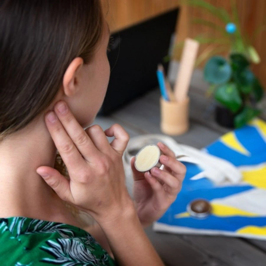 Femme qui applique le parfum solide Lamazuna