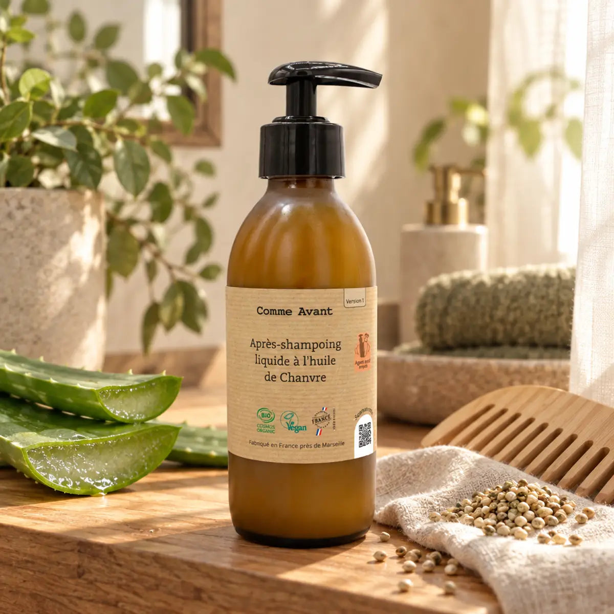 Après-shampoing à l'huile de chanvre 200 ml Comme Avant, flacon ambré à pompe sur étagère en bois entouré d'aloe vera