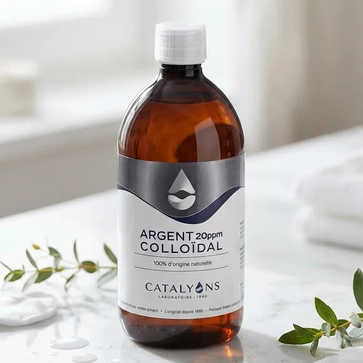 Argent Colloïdal Catalyons 20ppm 1L bouteille wellness, surface marbre blanc, éléments naturels