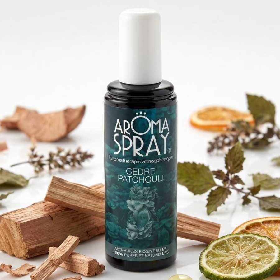 Spray d'ambiance Cèdre Patchouli 100 ml entouré d'ingrédients naturels et huiles essentielles