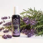 Aromaspray Lavande Romarin 100ml avec lavande et romarin frais sur fond blanc