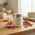 Baie Rose du Brésil Bio 50g Place des épices en boîte sur surface bois avec poivre rose frais