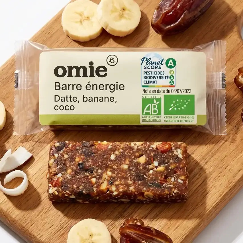 Barre énergie banane coco bio Omie 35g avec ingrédients naturels sur bois