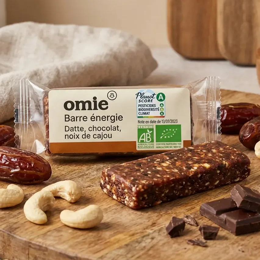 Barre énergie bio Omie fruits secs chocolat 35g avec ingrédients naturels sur surface bois