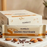 Barre protéinée Brownie Humble+ sur marbre avec amandes et pépites de chocolat