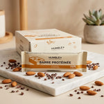 Barre Protéines Brownie Humble avec amandes et cacao sur marbre