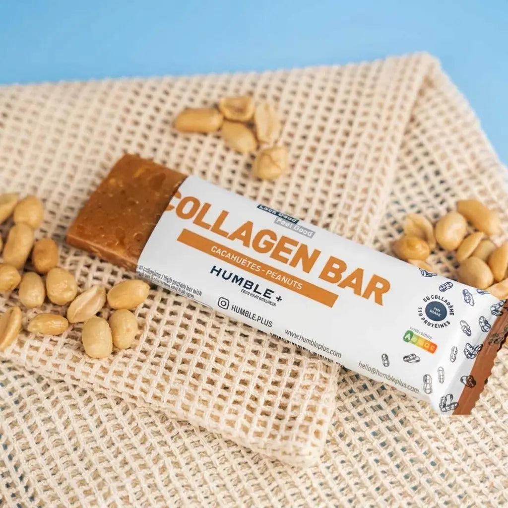 Barre Protéines Collagène Cacahuète Humble avec arachides rôties sur tissu crème