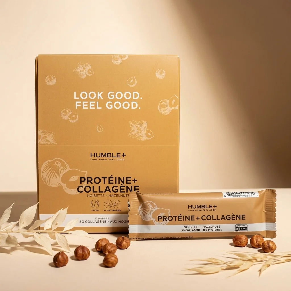 Barre protéines collagène noisette Humble avec packaging et noisettes sur fond beige