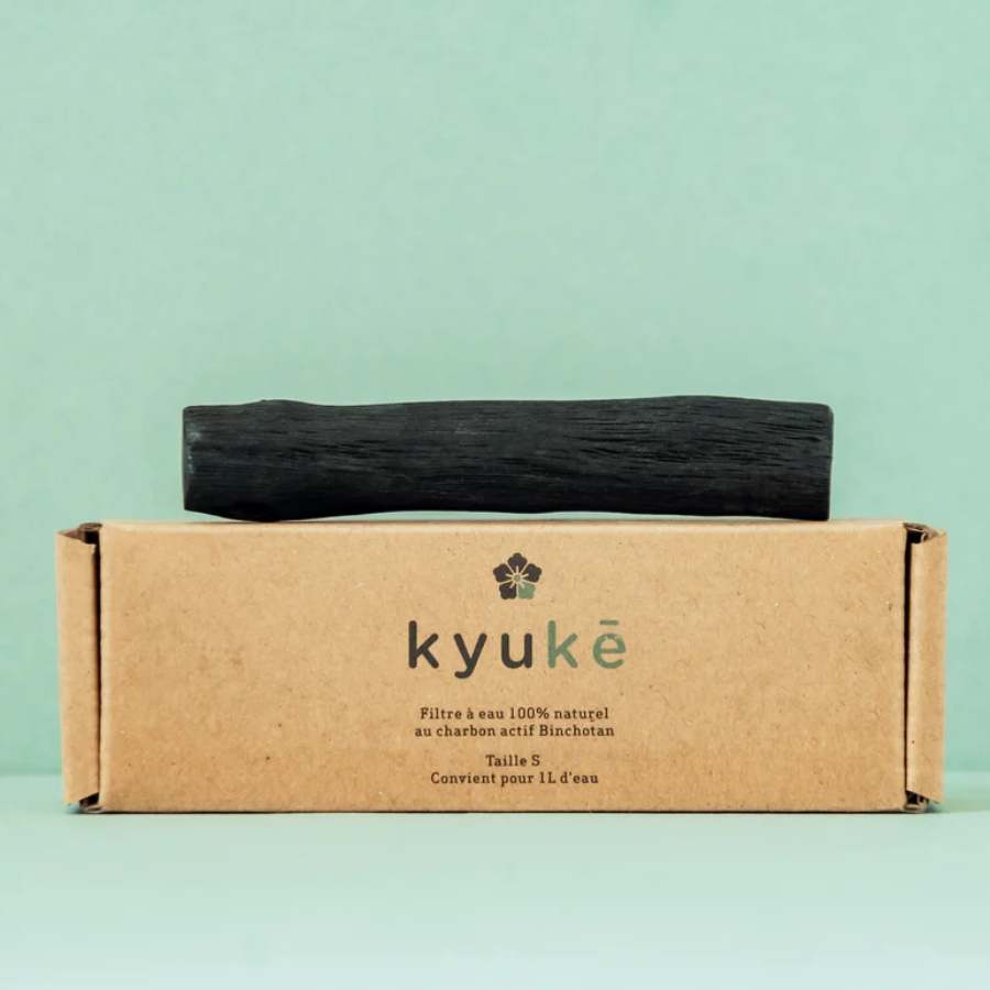 Un Bâton de Charbon Actif Binchotan Taille S (1 Litre) de la marque Kyuké, avec son emballage