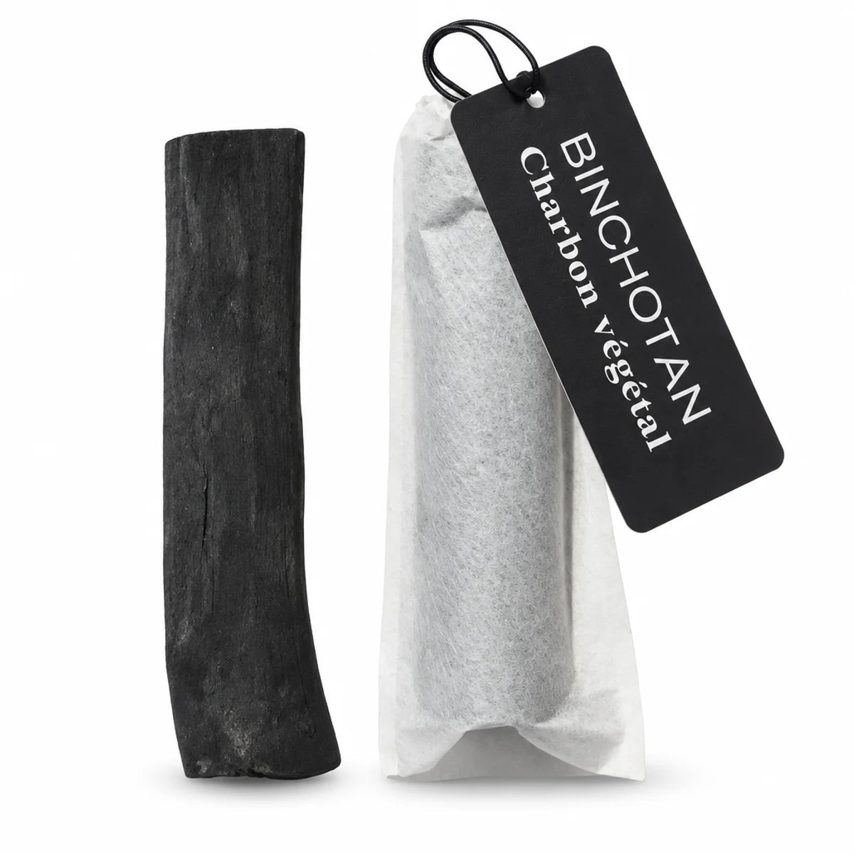 Bâton de charbon binchotan bio nu et emballé dans son étui en papier filtre, sur fond blanc