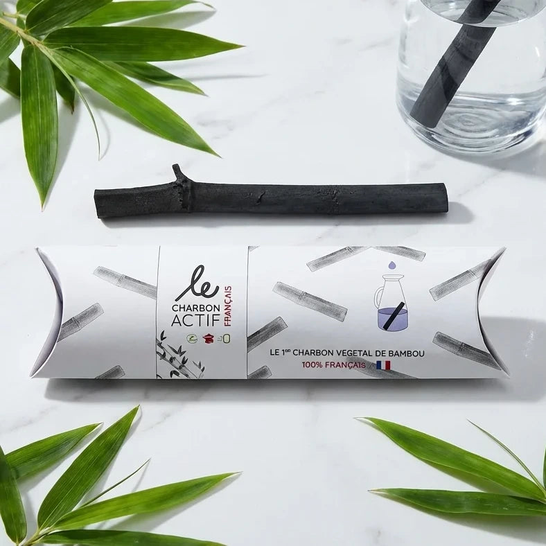 Bâton charbon bambou Le Charbon Actif Français en emballage pillow sur marbre blanc