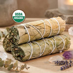 Bâtonnet de sauge blanche et eucalyptus biologique certifié USDA sur surface bois avec cristaux