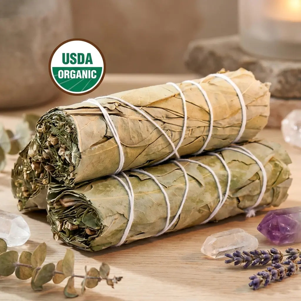 Bâtonnet de sauge blanche et eucalyptus biologique certifié USDA sur surface bois avec cristaux