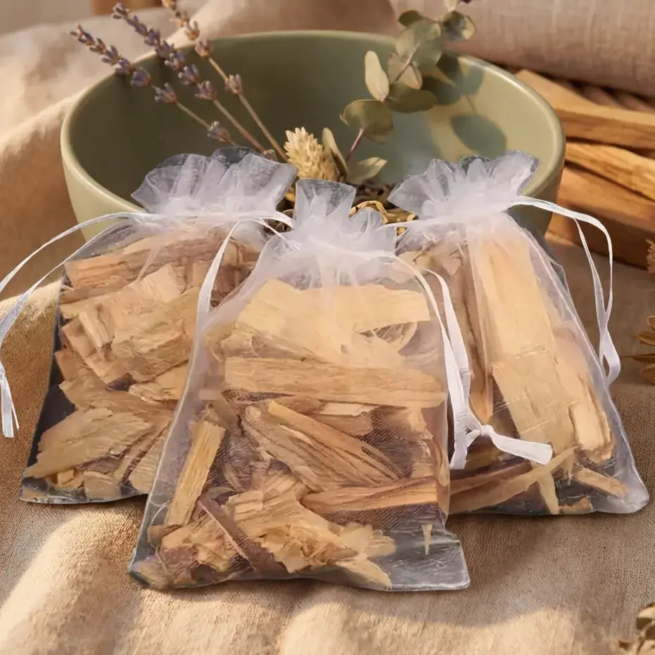 Trois sachets de Palo Santo 20g avec cordon organza sur lin naturel
