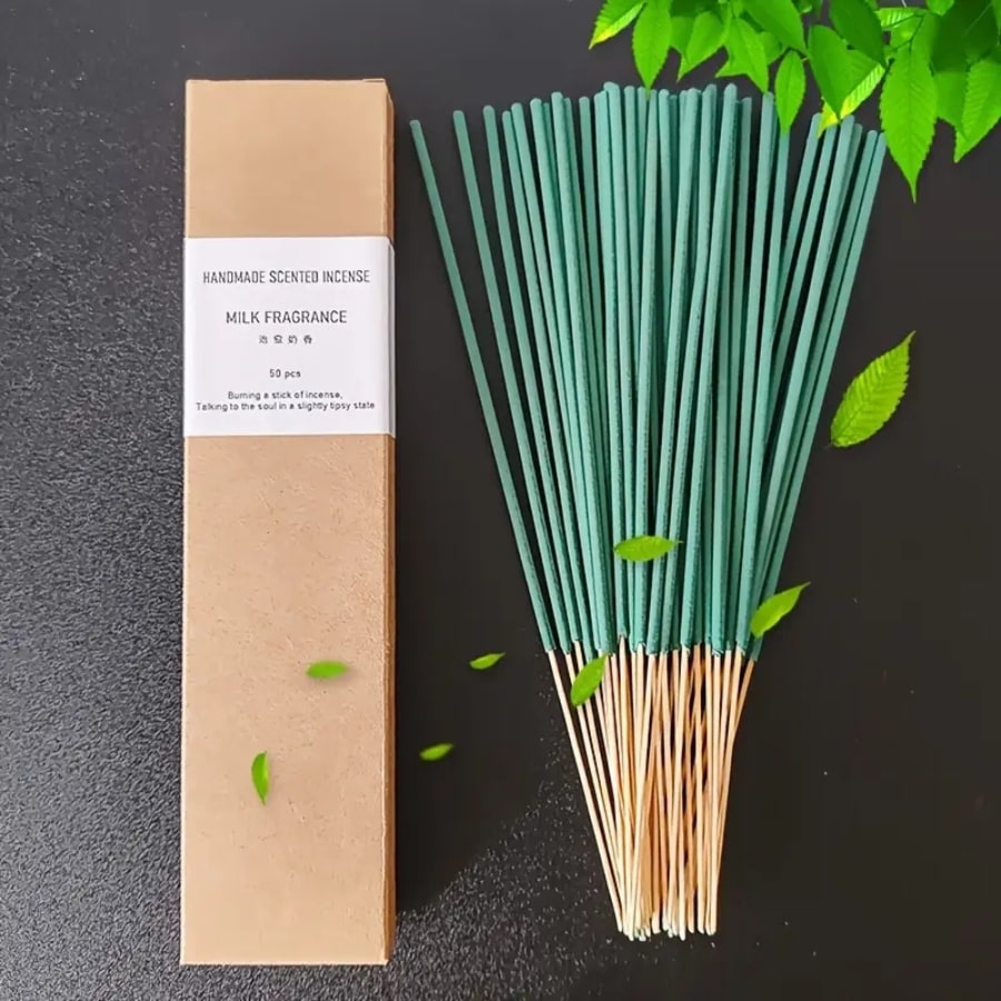 Une boîte d'encens et ses bâtonnets parfum lait