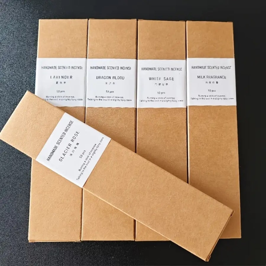 Plusieurs boîtes de bâtons d'encens avec plusieurs fragrance