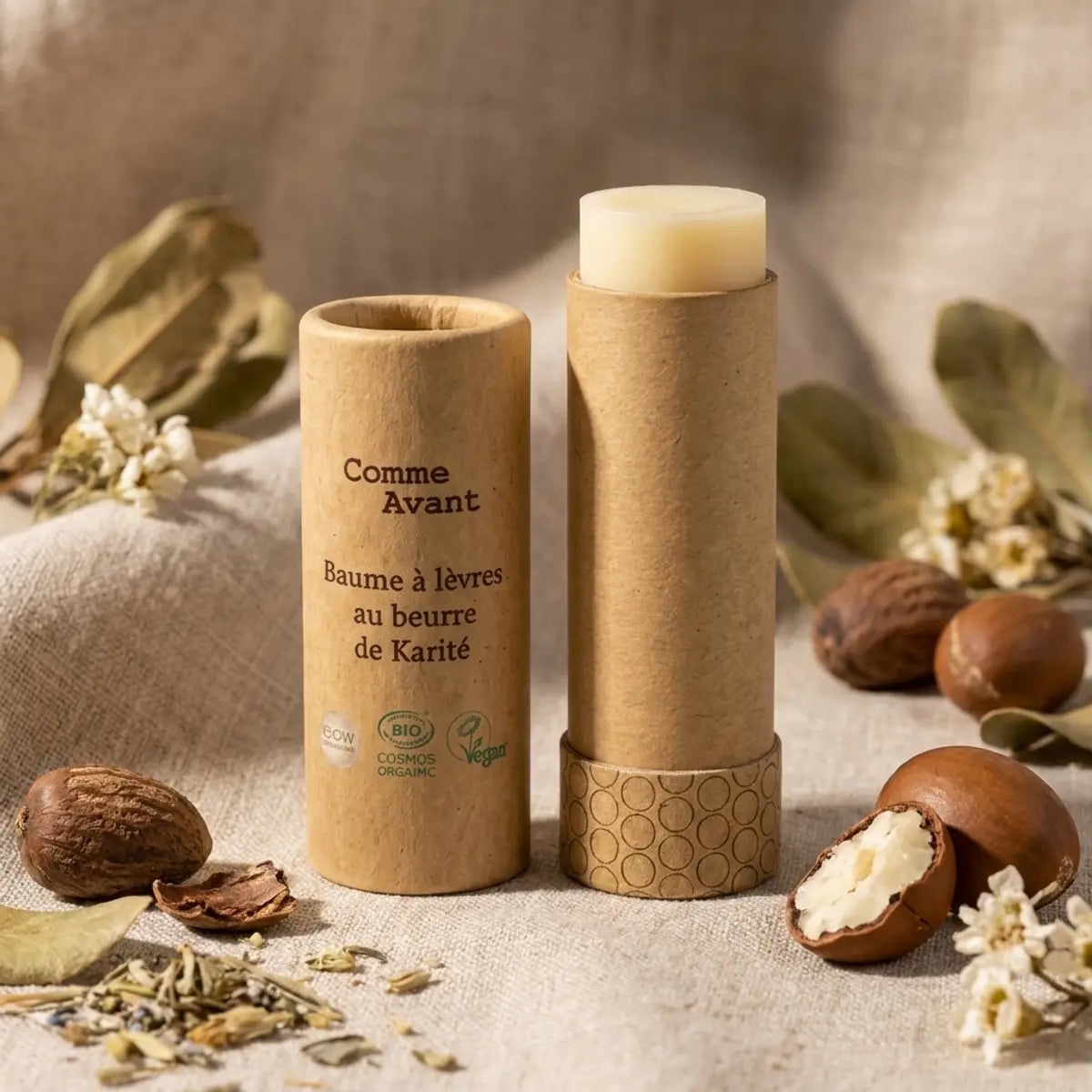 Baume à lèvres Comme Avant au beurre de karité bio en packaging bois avec noix de karité